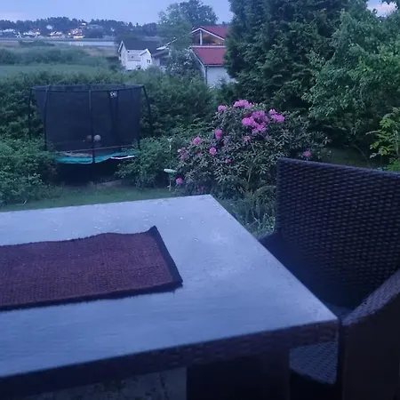 Idyllisk Ved Sjoen *